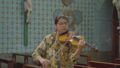 fe y música, violinista tocando en la iglesia medalla milagrosa, quito, ecuador