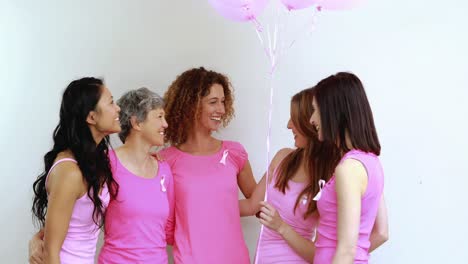 Glückliche-Frauen,-Die-Rosa-Luftballons-Halten
