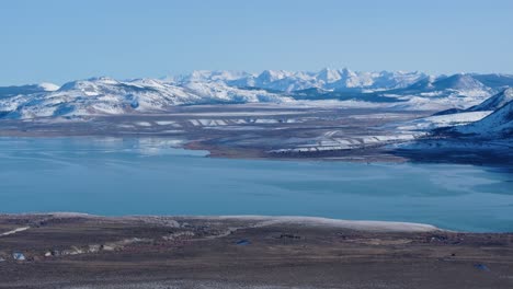 Una-Amplia-Toma-Ascendente-Con-Dron-Del-Lago-Mono-En-California