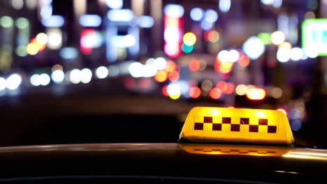 Timelapse-Del-Tráfico-De-La-Ciudad-Por-La-Noche-Detrás-De-La-Señal-De-Taxi