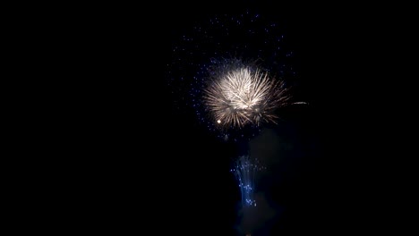 Fuegos-Artificiales-Iluminando-El-Cielo-En-Toyama-Japón