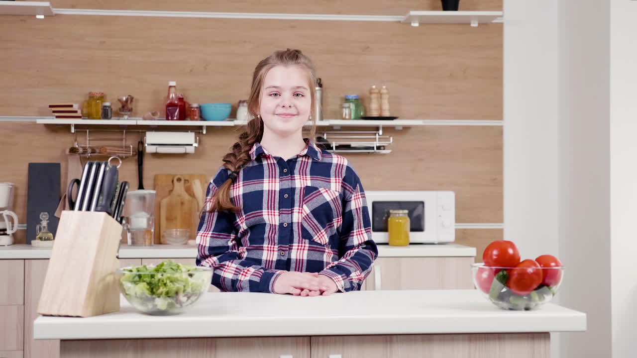 Una bambina sorridente in cucina