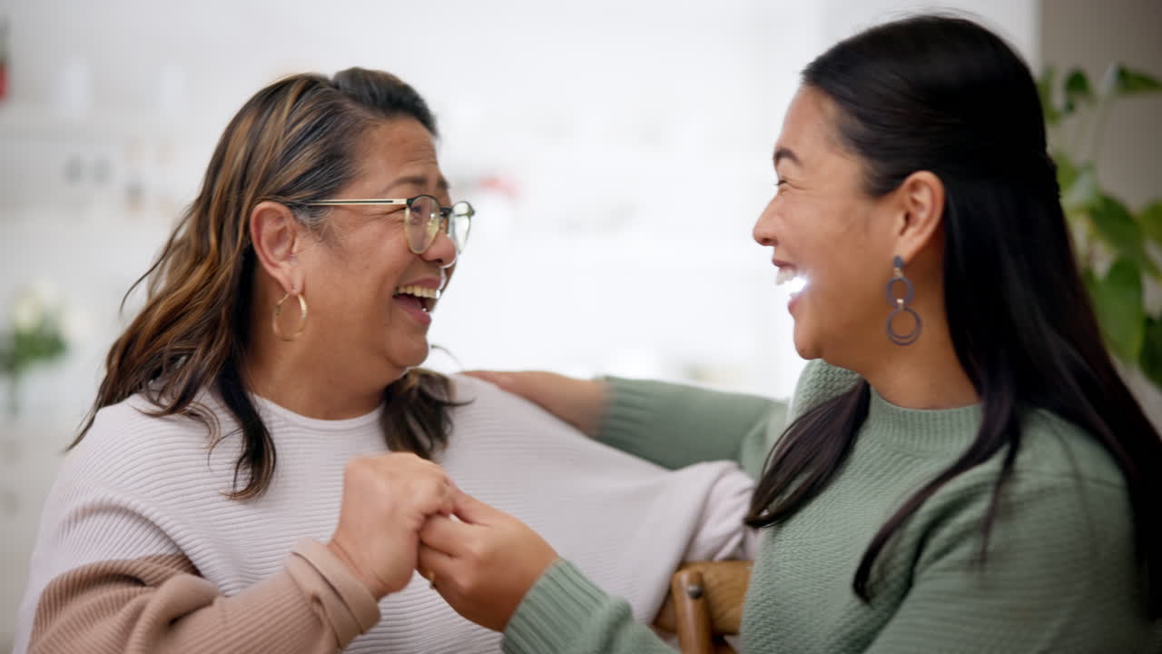 웃고, 얘기하고, 딸과 함께하는 어머니