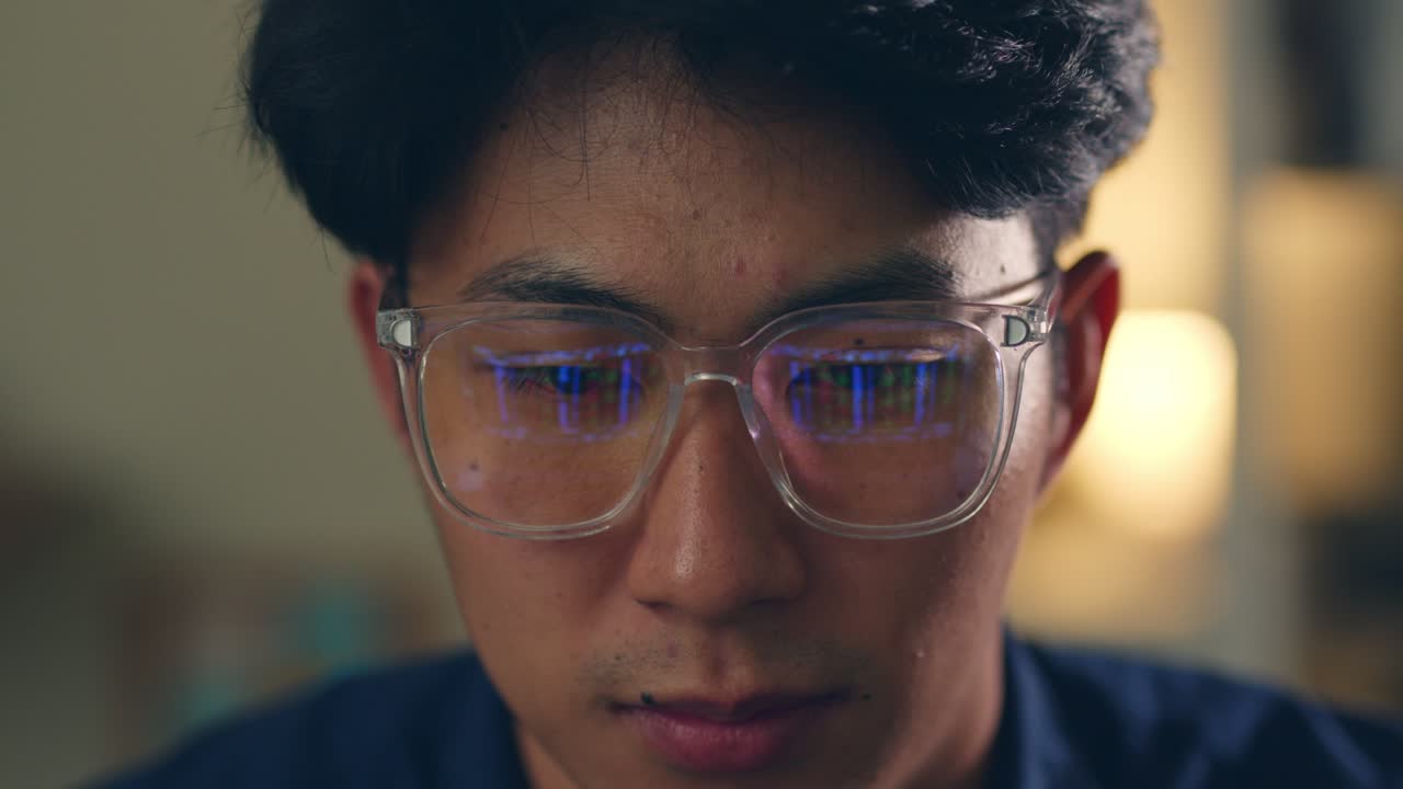 comerciante de acciones hombre con gafas mirando la pantalla de la computadora reflejándose en gafas analizando gráfico de comercio de acciones. cerrar los ojos refección