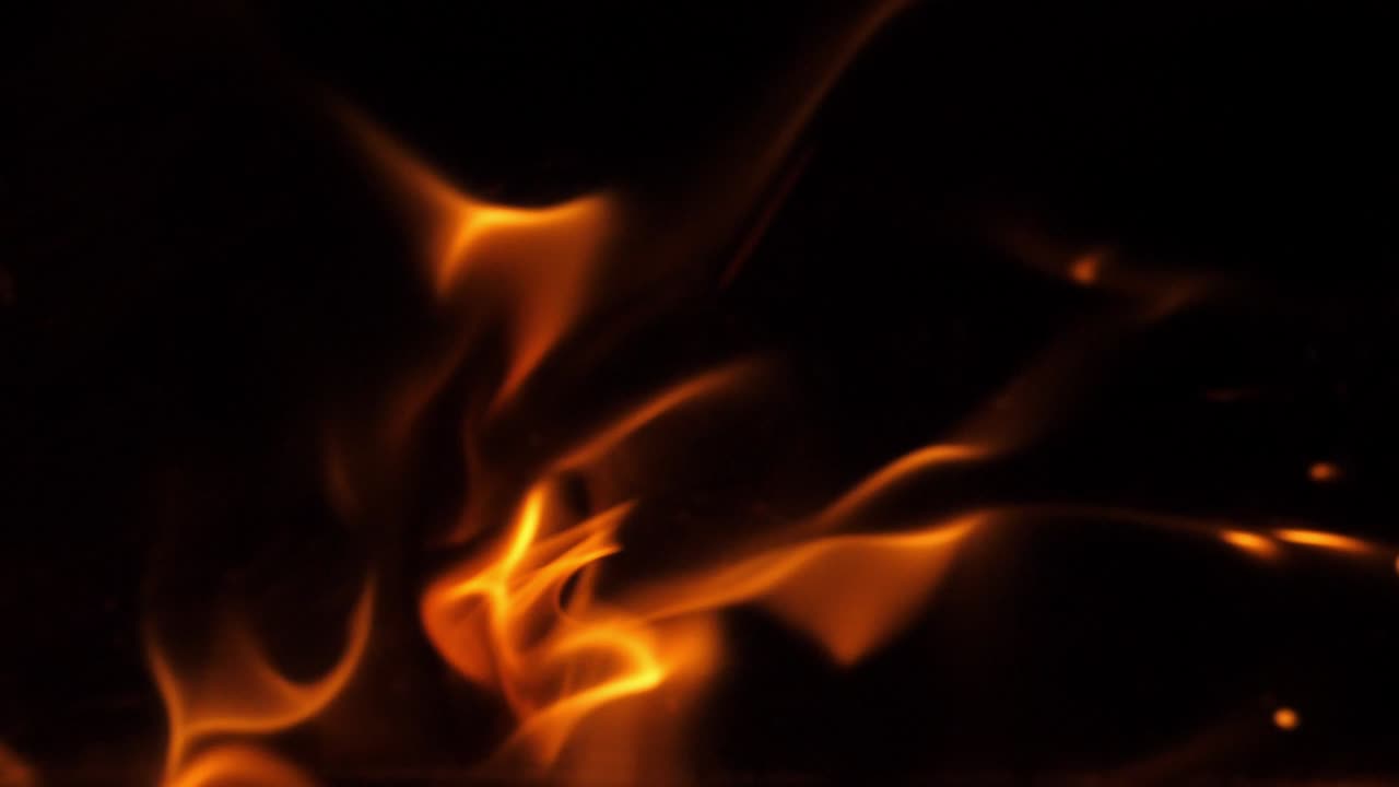 velocidad de cámara lenta cerca de la escena en la quema de cerillas cayendo en el suelo grunge que empaparse de aceite