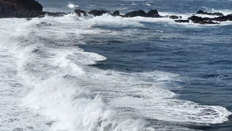 ocean waves breaking on the rocks at the beach