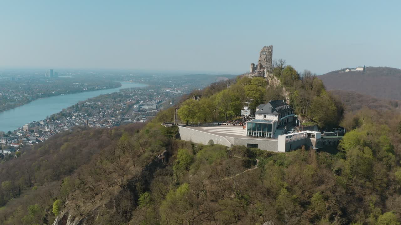 drone - toma aérea de la ruina drachenfels con el río rhine siebengebirge cerca de bonn - königswinter 30p