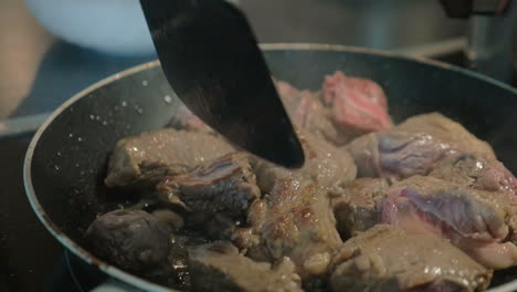 cocinar la carne en la sartén