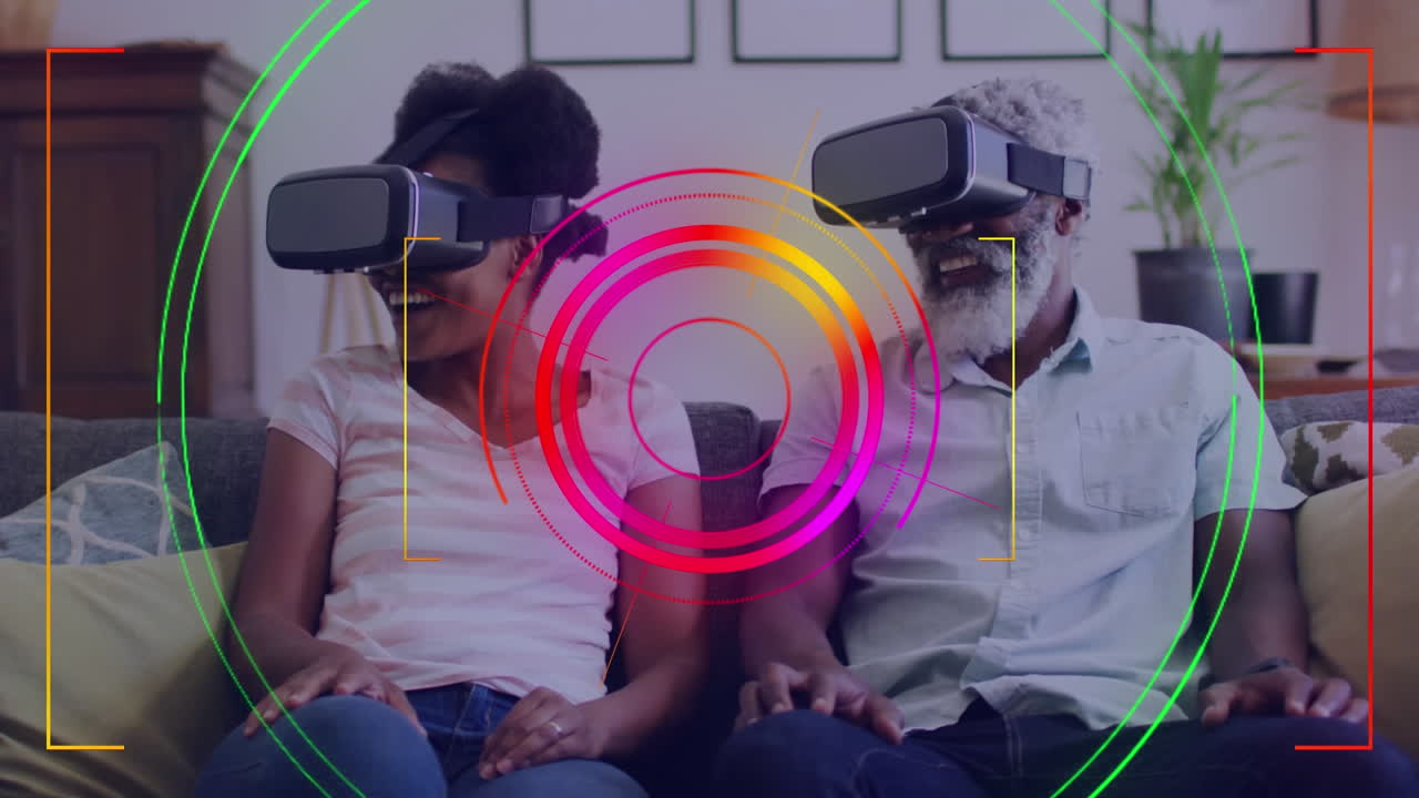 animación de procesamiento de datos con alcance sobre hombre y mujer afroamericanos usando auriculares vr