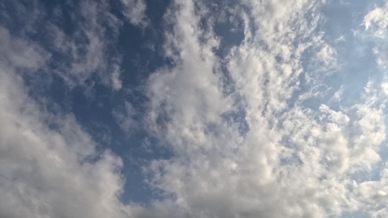 movimiento de nubes a través del cielo con el tiempo.