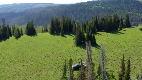 Umlaufende-Luftaufnahme-Eines-Campingplatzes-Im-Hohen-Uinta-Gebirge-Mit-Atemberaubender-Landschaft-Rundherum