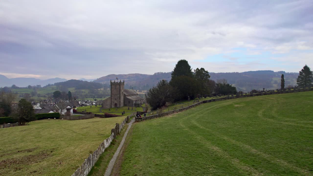 Filmato aereo con drone del villaggio storico di Hawkshead, un'antica città nel Lake District, Cumbria