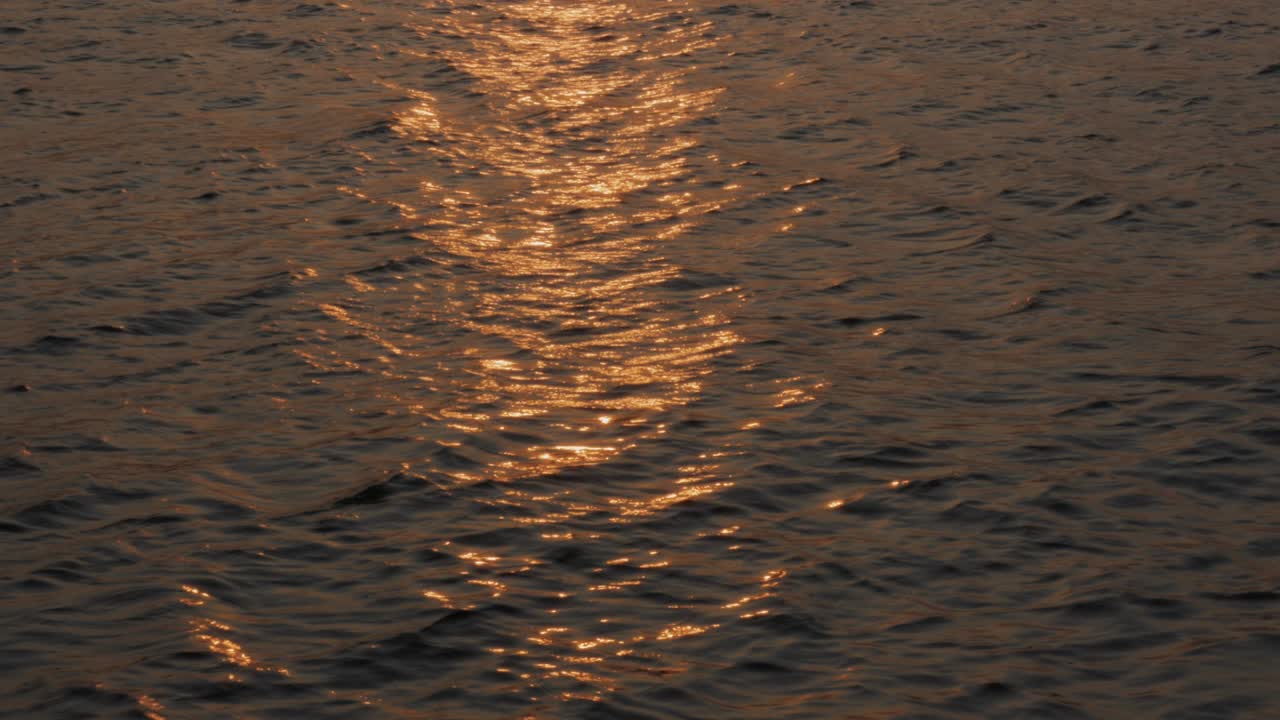 la superficie del agua, las ondas, el reflejo de la luz solar, el fondo de la naturaleza,