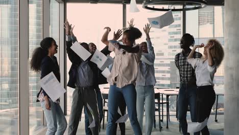 etnicidad africana el personal de la compañía bailando en la oficina celebra el éxito colaborativo