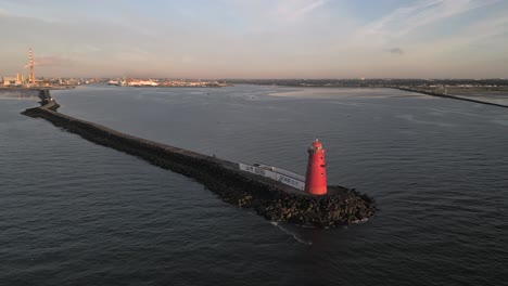 Toma-Cinematográfica-De-4k-Del-Faro-De-Poolbeg---Dublín---Irlanda