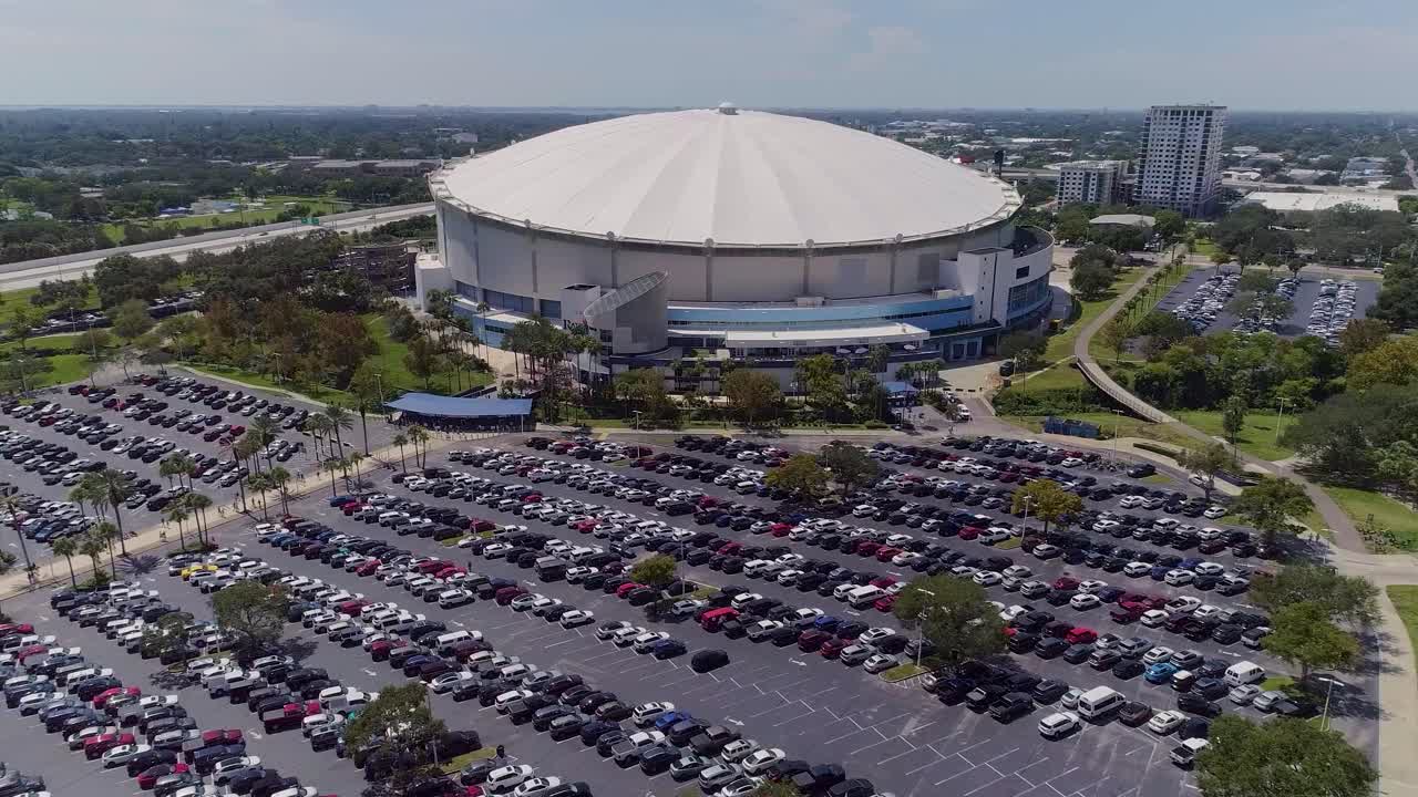 vídeo de drones aéreos 4k de tropicana field y estacionamiento completo en el centro de st.