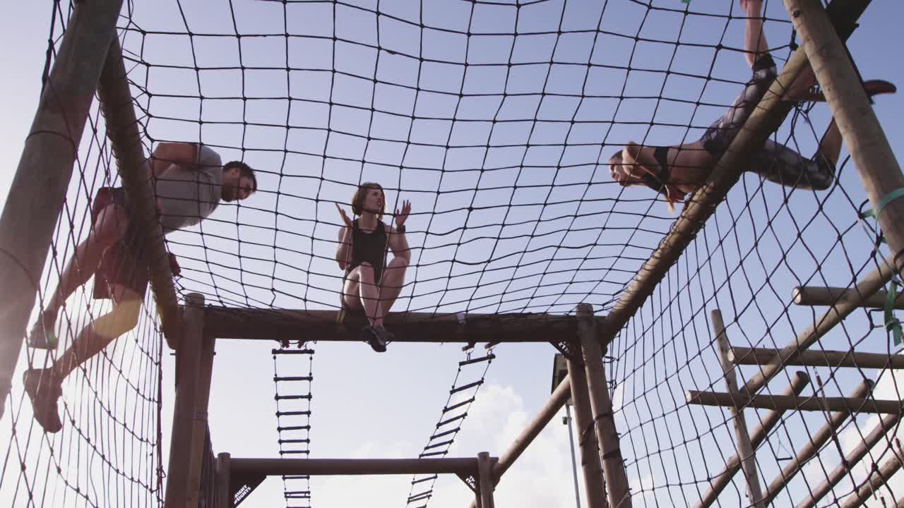 야외 체육관 부트캠프에서 훈련하는 젊은 성인