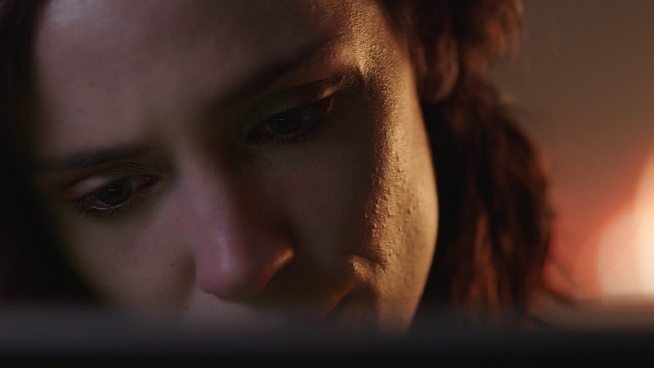 retrato en primer plano mujer infeliz llorando viendo una película triste usando una tableta mirando la pantalla bebiendo vino en casa experimentando una ruptura