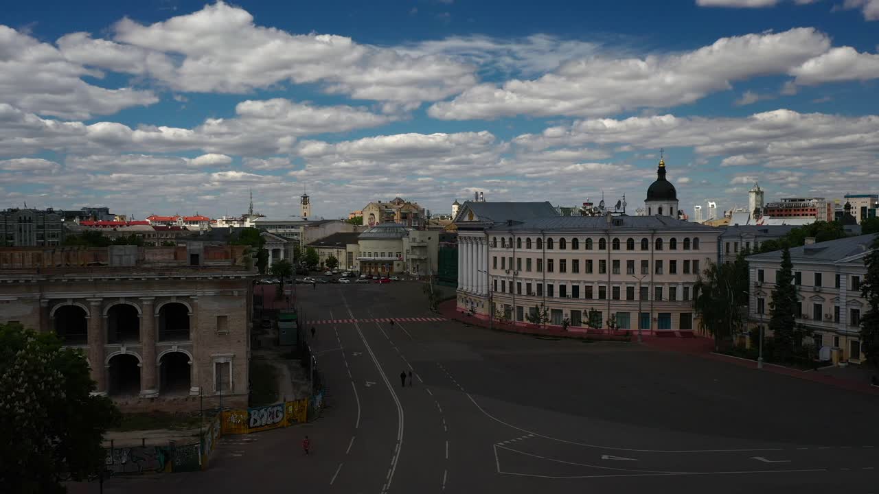 vista aérea del paisaje urbano con calles vacías y edificios abandonados