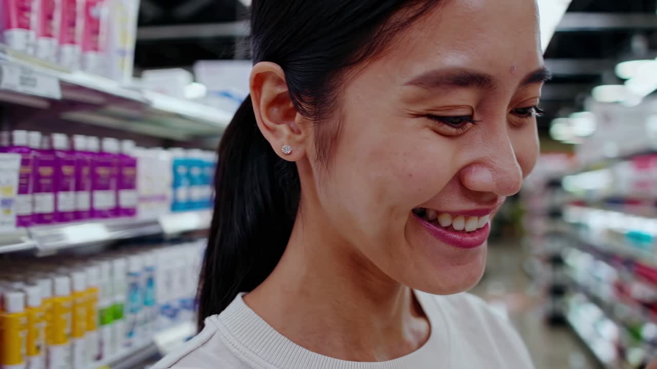 슈퍼마켓 에서 미용제품 을 구입 하는 여자