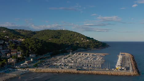 Drohnenaufnahme,-Die-Die-Ligurische-Küste-Und-Einen-Hafen-Zeigt