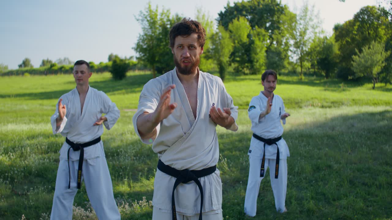 Allenamento di karate nella natura