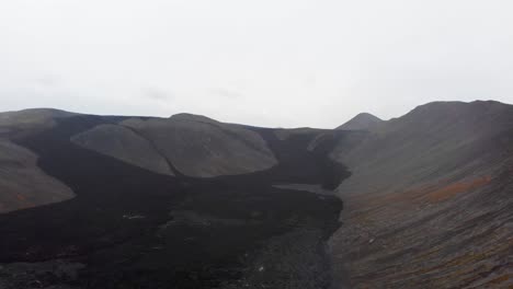 Terreno-Desolado-Y-Quemado-Del-Volcán-Fagradalsfjall-Con-Lava-Negra