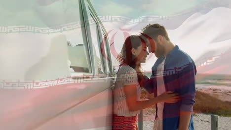 animación de ondear la bandera de irán sobre una pareja divirtiéndose en la playa