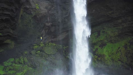 Una-Cascada-En-Islandia,-Rodeada-De-Altos-Acantilados---Cámara-Lenta