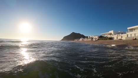 vuelo de drones muy cercano sobre las olas del mar en un día soleado