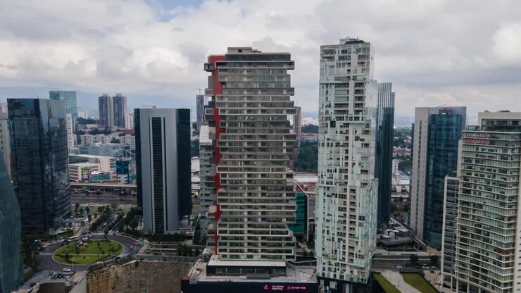 Hyperlapse com movimento de grua ascendente em setor comercial na Cidade do México em um dia nublado