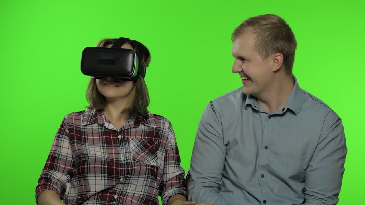 hombre y mujer usando casco de auriculares vr para jugar. viendo video de realidad virtual 3d. clave de croma