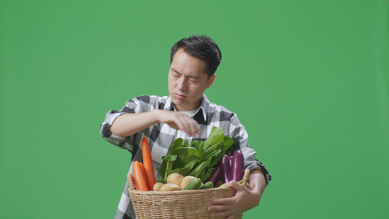 채소 바구니 를 들고 있는 남자