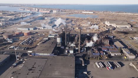 Zona-Industrial-En-Hamilton,-Ontario,-Con-Fábricas-Y-Chimeneas,-Vista-Aérea.