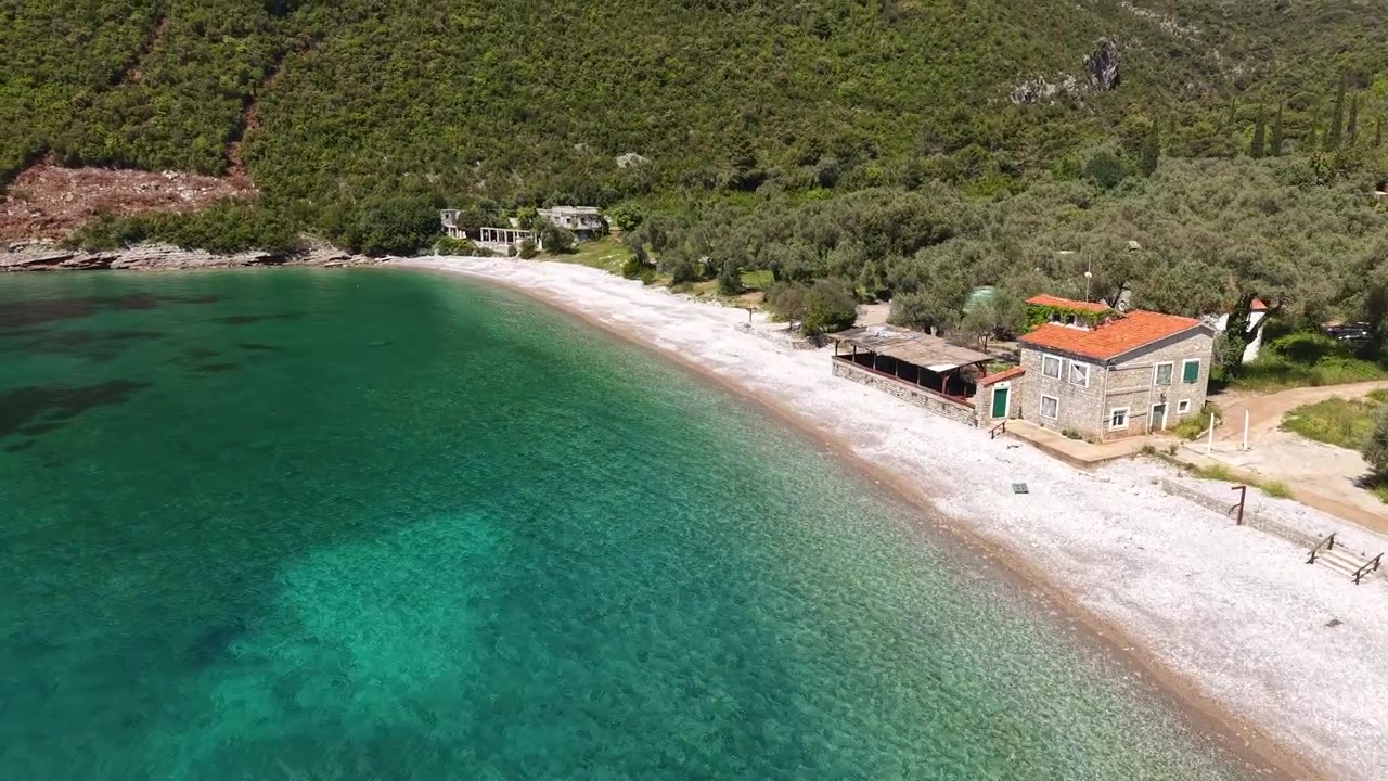 Toma de dron de la playa de Zanjice en la bahía de la península de Lustica, Montenegro.