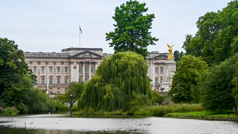 Vista-Pintoresca-Del-Palacio-De-Buckingham-Y-El-Monumento-A-Victoria-En-St