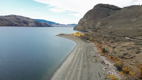 Atemberaubender-Blick-Auf-Die-Felsigen-Strände-Des-Kamloops-sees-An-Einem-Teilweise-Bewölkten-Tag-Im-Herbst-In-Einer-Wüstenlandschaft-In-Der-Nicola-thompson-region-In-Bc-Kanada