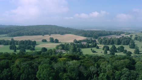 Hermoso-Paisaje-De-La-Campiña-Británica-Con-Campos-Y-Bosques