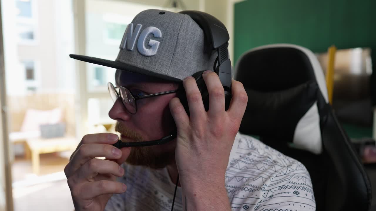 transmisión: el hombre se pone el auricular y lo ajusta, creador de contenido, plano medio