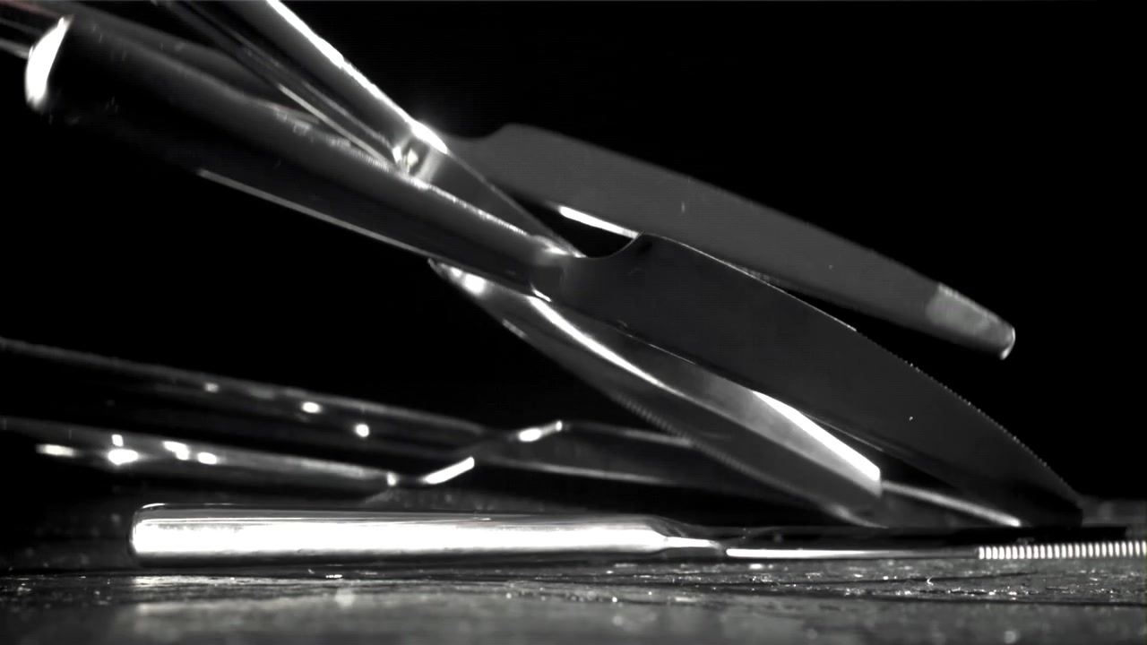 Dramatisk slowmotion af knive, der falder på sort