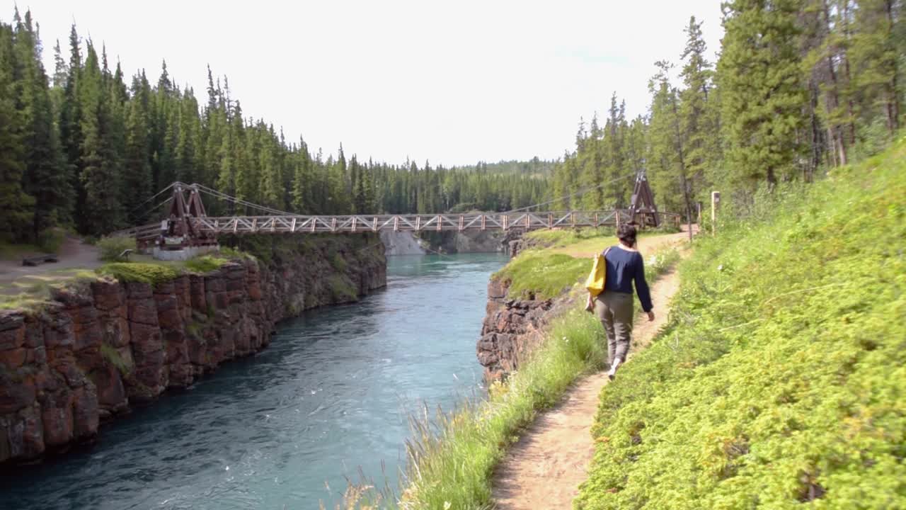 mujer india camina a lo largo del sendero natural del cañón de millas, tiro largo