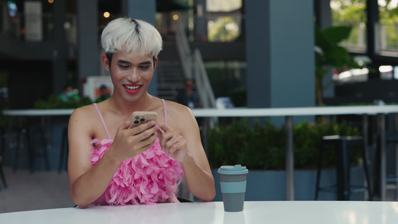 Persona che utilizza uno smartphone in un caffè