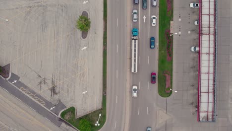 Fahrer-Eines-Blauen-Tanklastwagens-Neben-Einer-Tankstelle,-Der-An-Der-Ampel-Auf-Grün-Wartet,-Um-Links-Auf-Die-Townline-RD-Abzubiegen.-Vernon-Hills,-Illinois,-USA-–-Halbgleisiges-Fahren-Auf-öffentlichen-Straßen