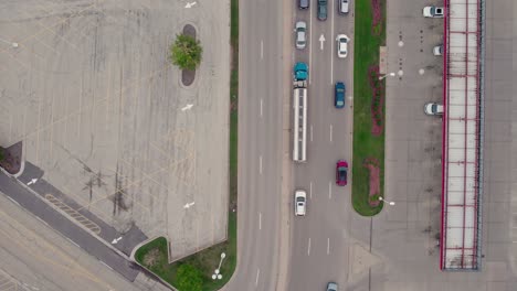 conductor de camión cisterna de combustible azul al lado de la gasolinera esperando el verde en el semáforo para girar a la izquierda en townline rd vernon hills, illinois estados unidos - conducción de semi track en carreteras públicas