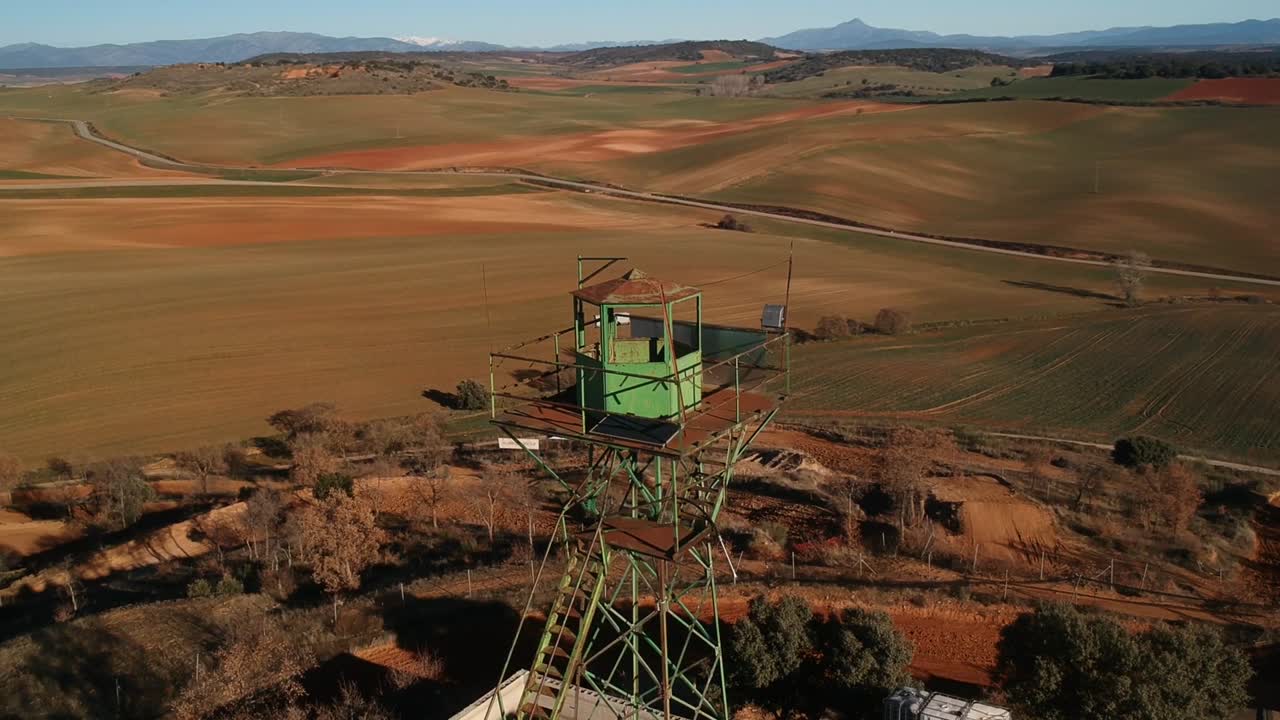 toma aérea alrededor de una torre metálica abandonada para la observación