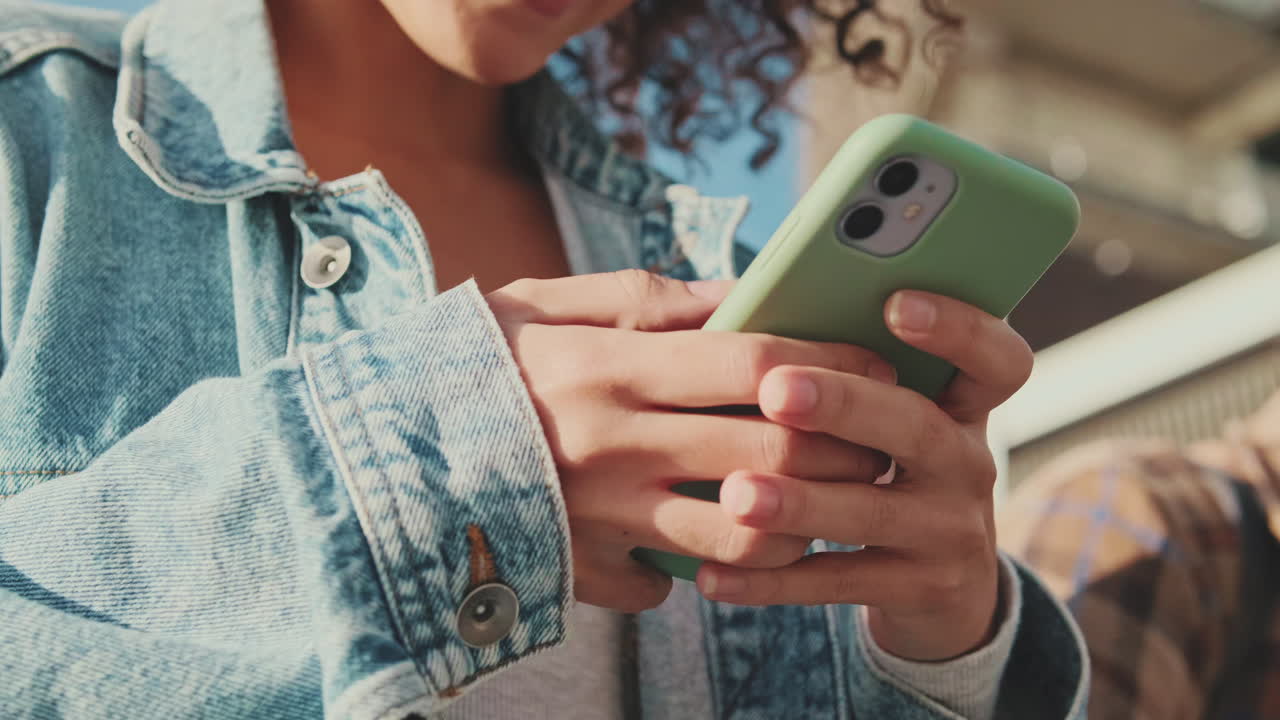 mujer usando un teléfono inteligente