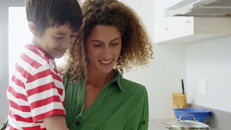 madre y hijo felices cocinando