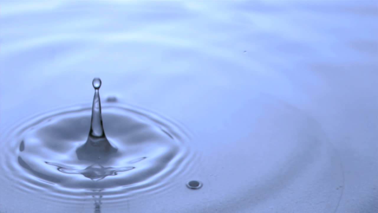una gota cayendo en cámara súper lenta