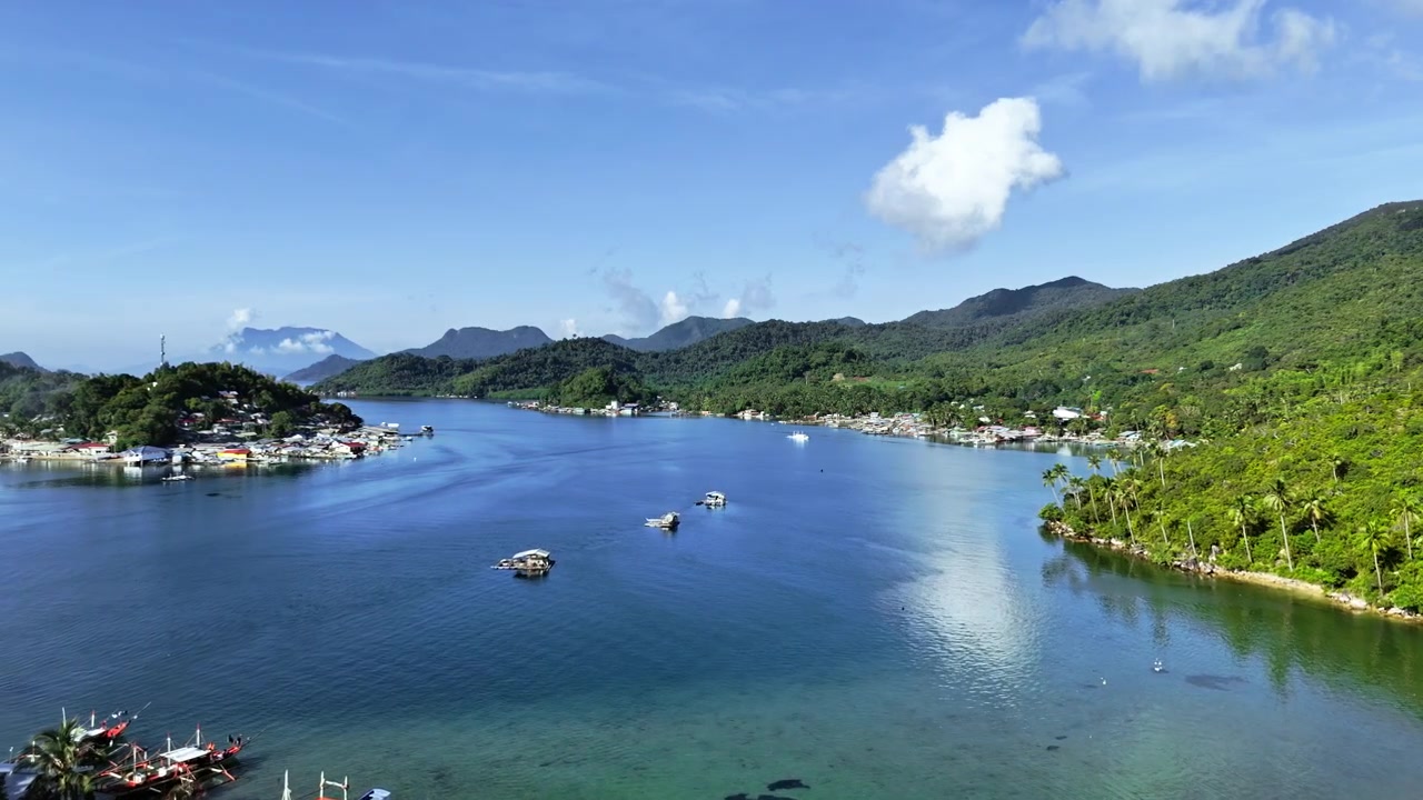 Filipinler, Liminangcong kıyısı yakınlarındaki burun üzerinden yakınlaştırmalı çekim.