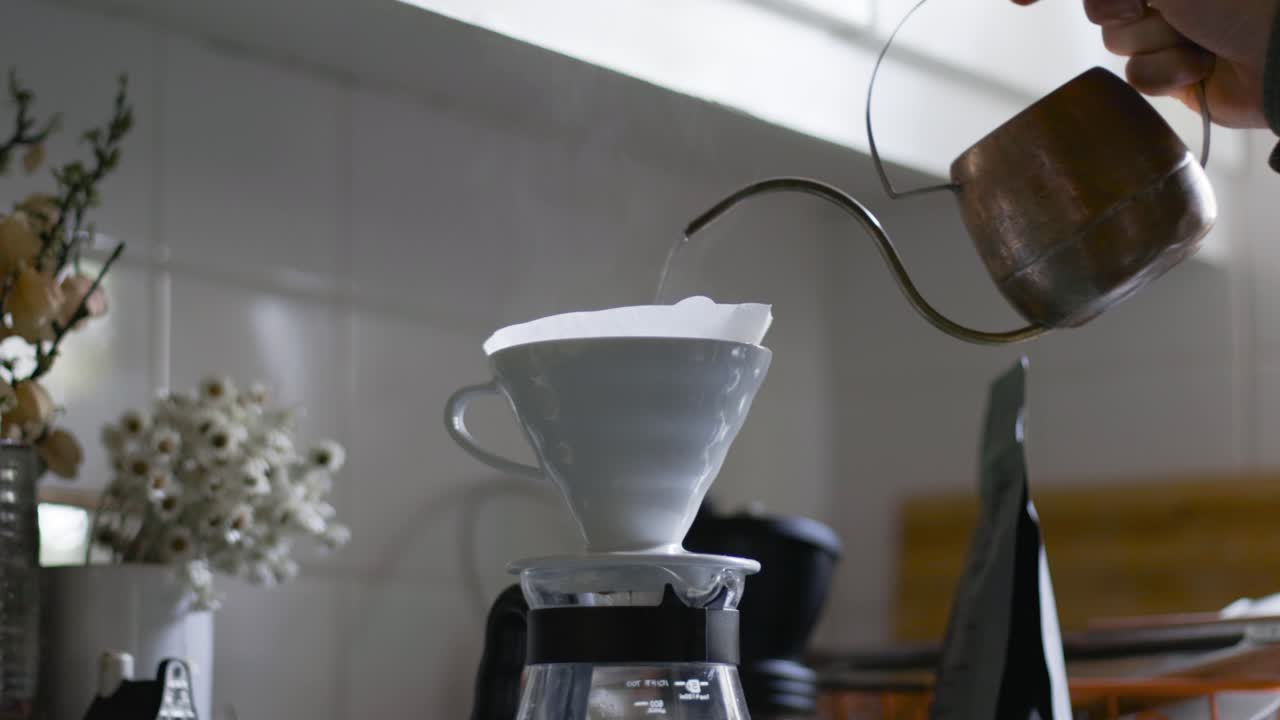 hacer café con v60 y tetera de cobre vertiendo agua